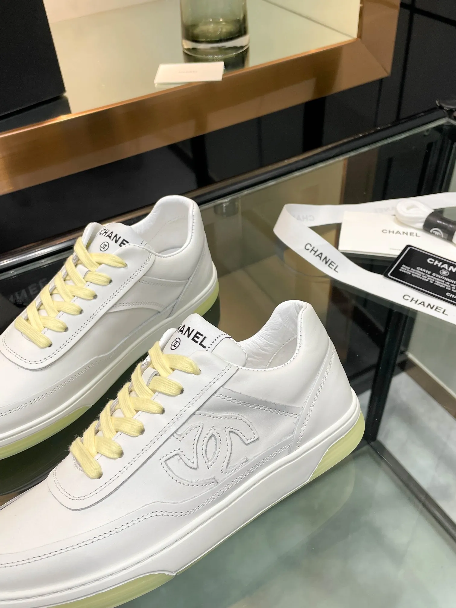 👟👟Ex-factory price 520👟👟Chanel Chanel 25SF latest model full leather panda color white shoes casual sports shoes skateboard shoes original purchase and development production Xiaoxiang C Home Another super popular item in the counter, loved by Internet celebrity bloggers and sisters, and various praises on social platforms. It is very popular, has a high texture, is breathable and super spring and summer. Seeing this issue always arouses the inner desire of girls for fashion. The latest suede material, classic black and white color, full of fashionable feeling on the feet, easy to care for. Fabric: Original customized imported cowhide material. Lining: Customized soft sheepskin lining. Sole: Original molded TPU non-slip outsole. Bottom thickness: 2.5CM. Size: Women's size 35-40 (custom-made sizes 40 are non-refundable)